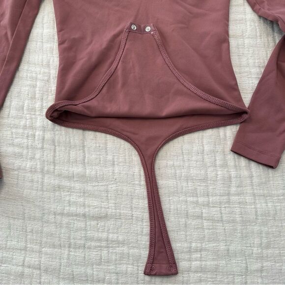 Aritzia Babaton Mauve Long Sleeve Contour V-Neck Bodysuit Size XS - Picture 4 of 6
